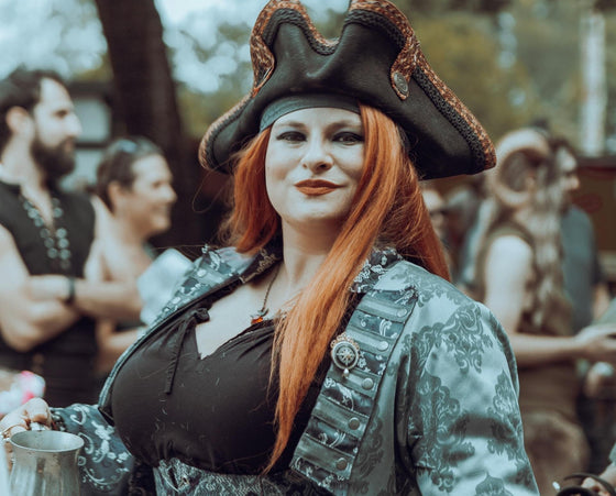 women's pirate costume